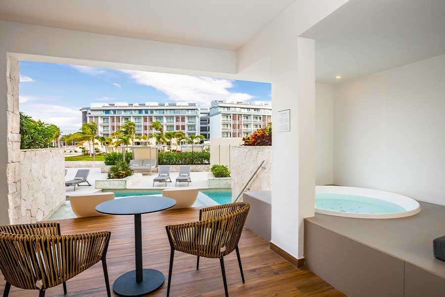 Luxury suite with pool view and jacuzzi