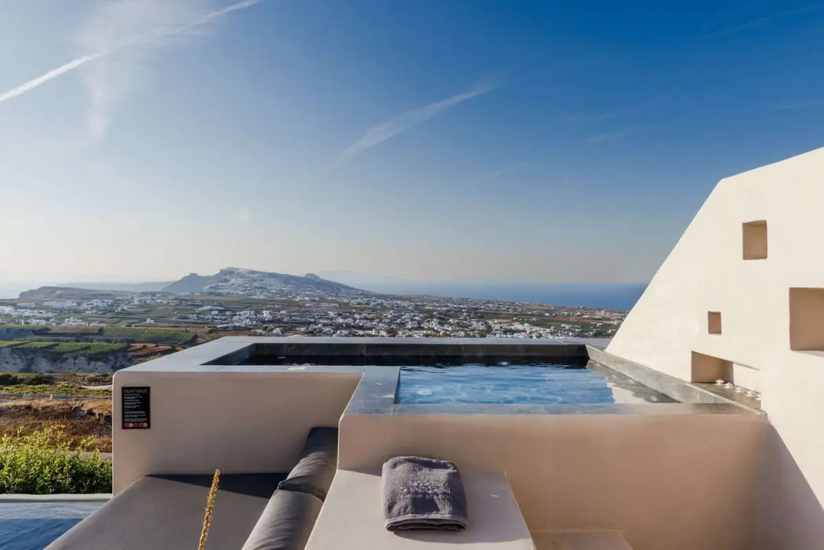 Heated plunge pool and daybed on the villa terrace