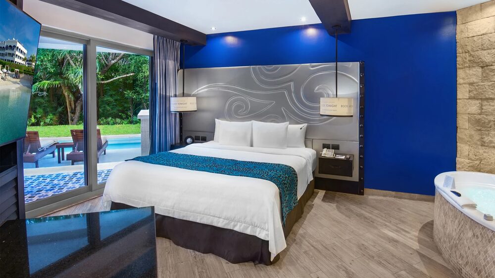 Deluxe Swim Up King room with swim-up pool access, Heaven side